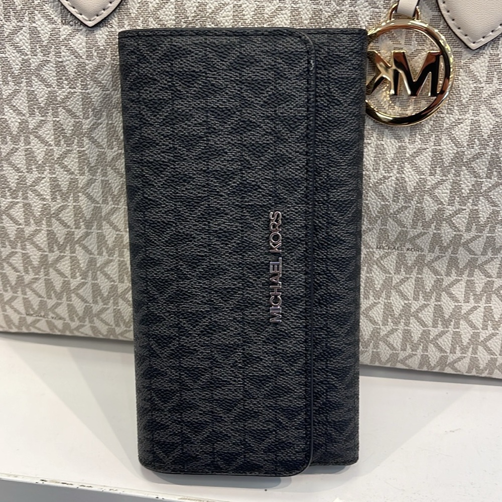 Michael Kors Jet Set Large Signature Logo Tri-Fold Wallet
Black
NWT - Picture 6 of 16